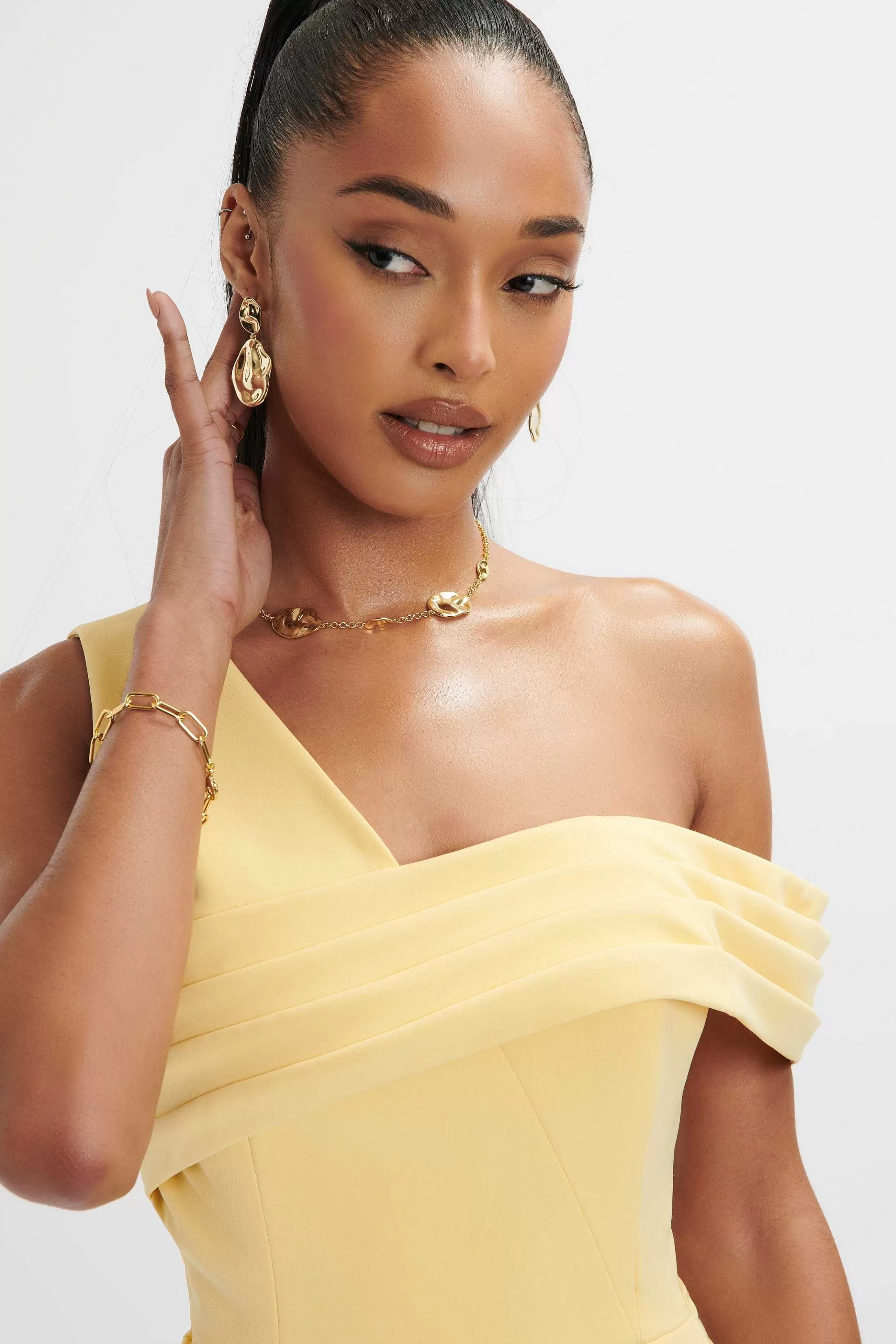 Lavish Alice Dresses<Hannah Pleated Asymmetric Off Shoulder Midi Dress In Pastel Yellow