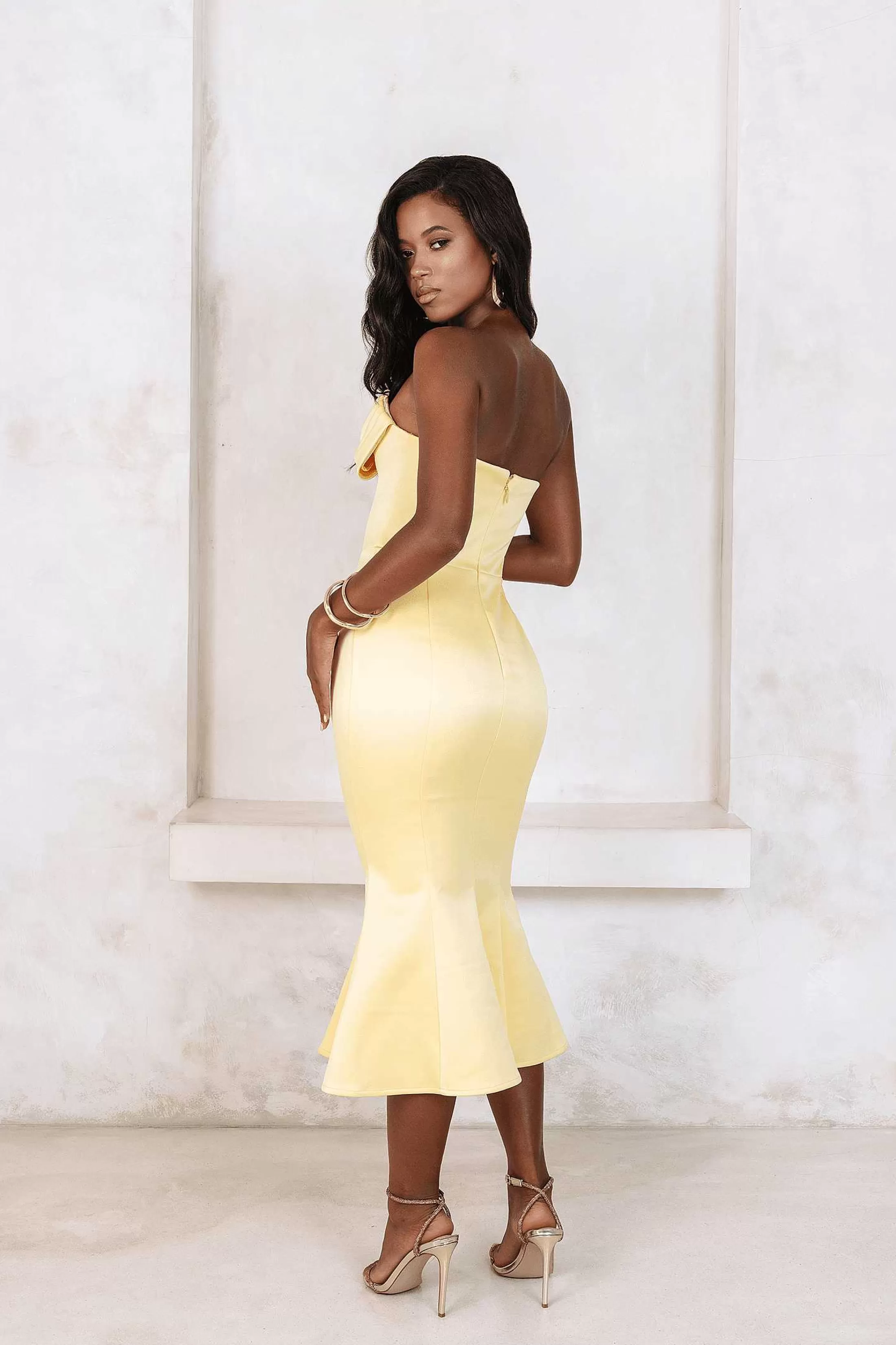 Lavish Alice Wedding Guest<Lucia Cowl Corset Satin Midi Dress In Yellow
